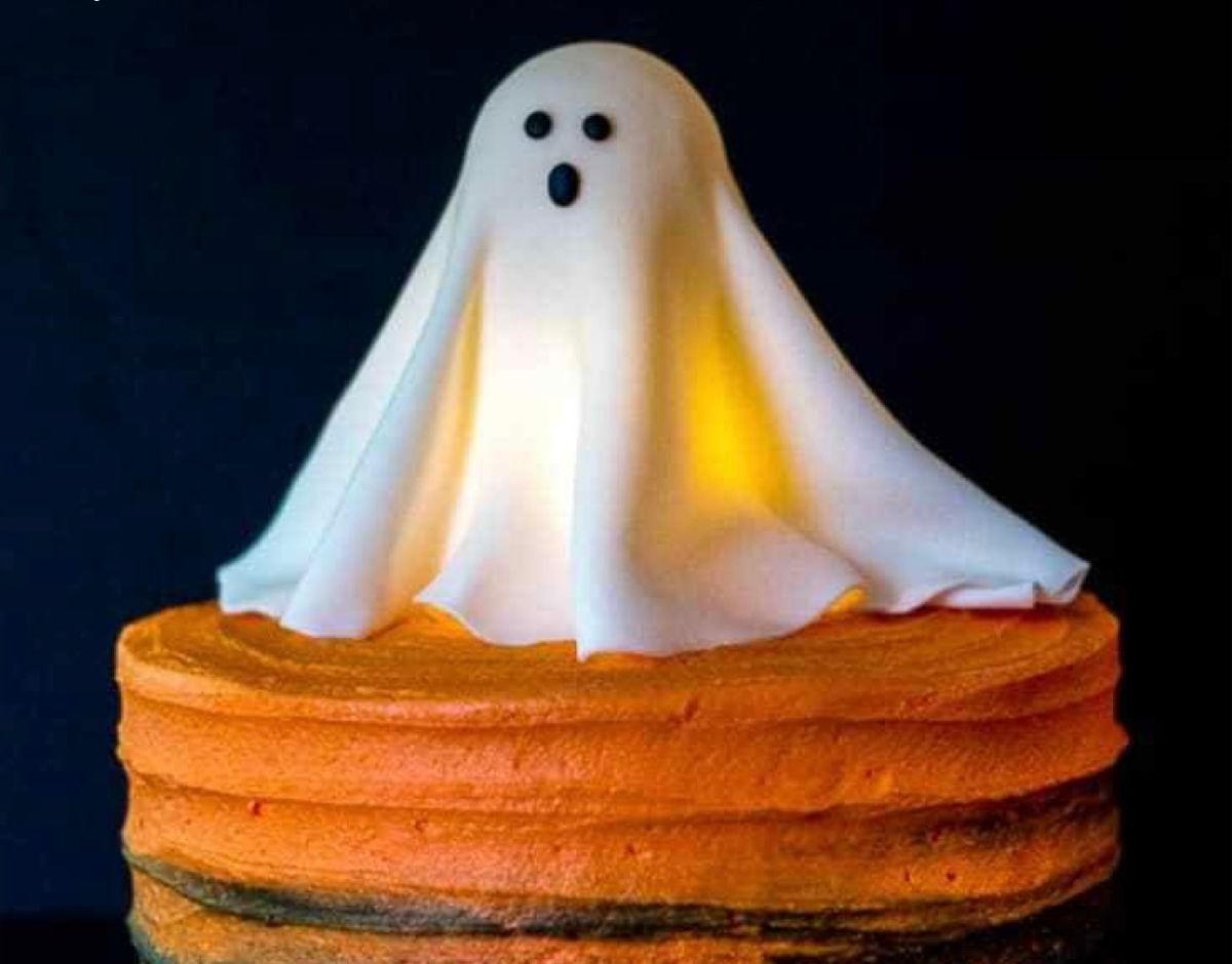 Dive into the spirit of Halloween with our unique cake decorating class, where 'spooky' meets 'crafty'.